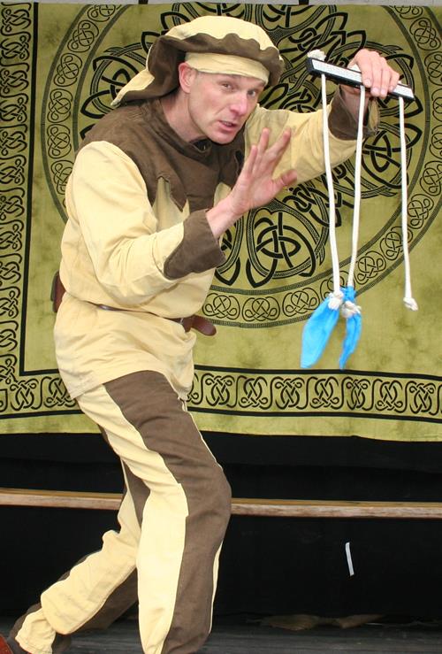 Cyrano mit Zaubertrick fr Kinder auf einer Bhne in Bielefeld