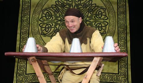Cyrano als mittelalterlicher Zauberer mit Becherspiel auf einer Bhne in Bochum